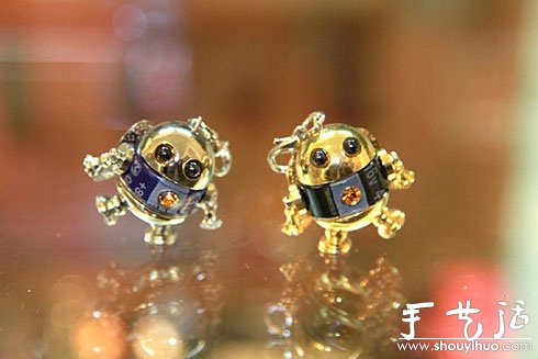 廢棄電腦零配件做成的創(chuàng)意飾品 -  rpnrmr.com