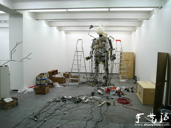 利用廢舊燈具DIY的超酷“燈具人” -  rpnrmr.com