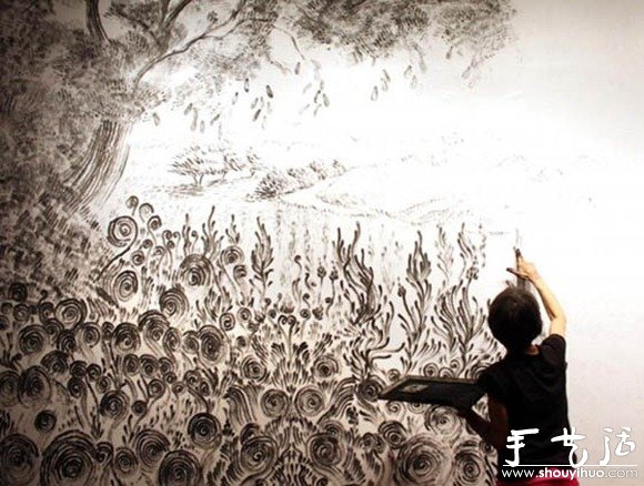 雙手蘸木炭細(xì)粉繪制的山水畫 -  rpnrmr.com