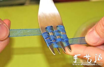 絲帶輕松制作蝴蝶結(jié)小飾物的教程 -  rpnrmr.com
