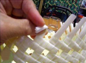 飲料吸管廢物利用制作收納筐的教程 -  rpnrmr.com
