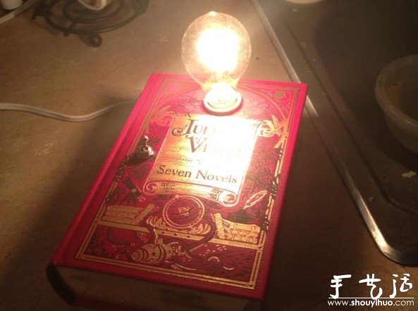 書本制作濃厚藝術(shù)氣息的臺燈 -  rpnrmr.com