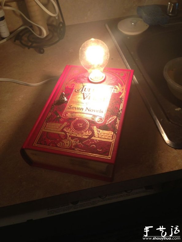 書本制作濃厚藝術(shù)氣息的臺燈 -  rpnrmr.com