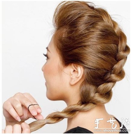 DIY簡(jiǎn)裝魚(yú)骨辮發(fā)型教程 -  rpnrmr.com