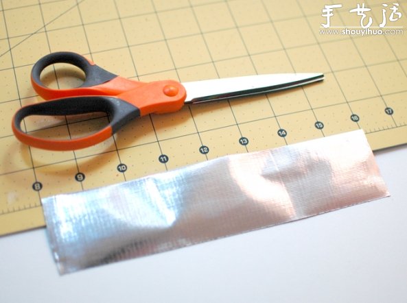 DIY超簡(jiǎn)單銀色膠帶手鐲 -  rpnrmr.com