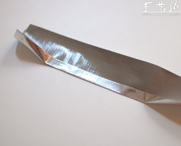 DIY超簡(jiǎn)單銀色膠帶手鐲 -  rpnrmr.com