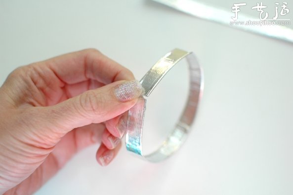 DIY超簡(jiǎn)單銀色膠帶手鐲 -  rpnrmr.com