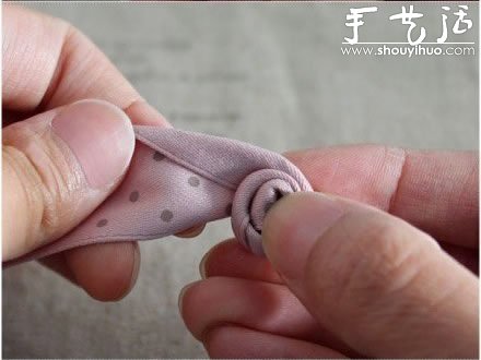教你如何制作玫瑰花發(fā)繩發(fā)飾 -  rpnrmr.com