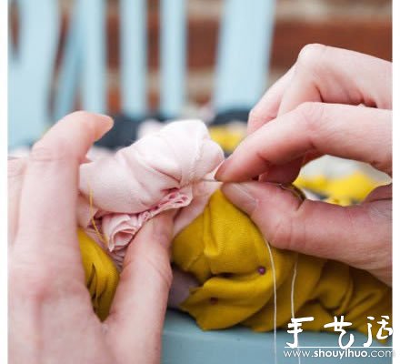 舊衣服DIY椅子坐墊的教程 -  rpnrmr.com