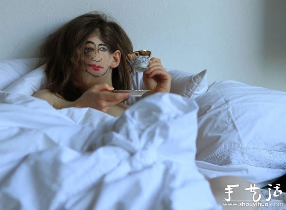 眉筆和口紅在側臉上繪出的詭異臉譜 -  rpnrmr.com
