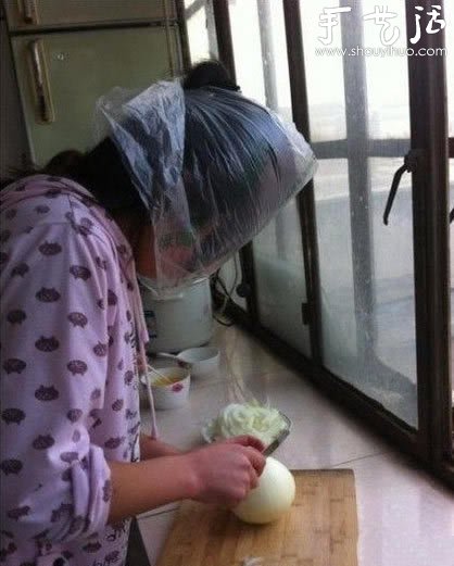 二貨女友切洋蔥的方式 -  rpnrmr.com