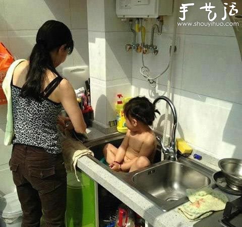 熊媳婦把寶貝女兒放洗菜池洗澡 -  rpnrmr.com
