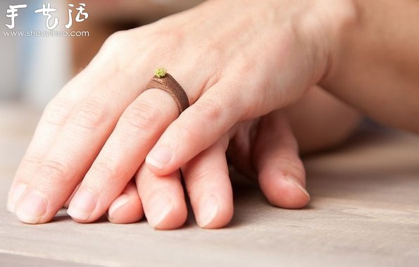 選用實(shí)心胡桃木雕刻制作的戒指 -  rpnrmr.com