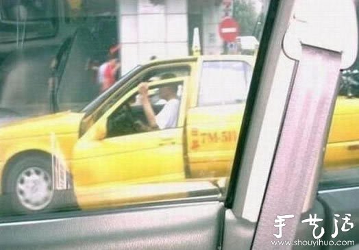 大哥，這樣開車不嫌累么? -  rpnrmr.com