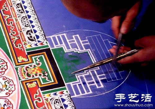 “繁華，不過(guò)是一掬細(xì)沙” 沙子繪制的佛學(xué)圖案  -  rpnrmr.com