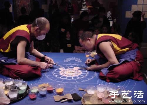 “繁華，不過(guò)是一掬細(xì)沙” 沙子繪制的佛學(xué)圖案  -  rpnrmr.com