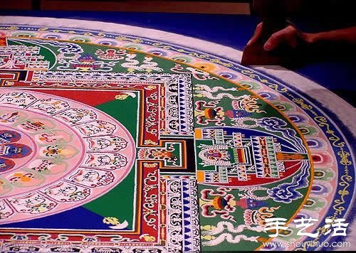 “繁華，不過(guò)是一掬細(xì)沙” 沙子繪制的佛學(xué)圖案  -  rpnrmr.com
