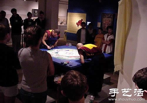 “繁華，不過(guò)是一掬細(xì)沙” 沙子繪制的佛學(xué)圖案  -  rpnrmr.com