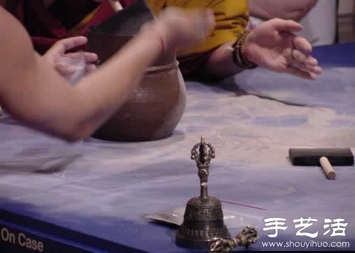 “繁華，不過(guò)是一掬細(xì)沙” 沙子繪制的佛學(xué)圖案  -  rpnrmr.com