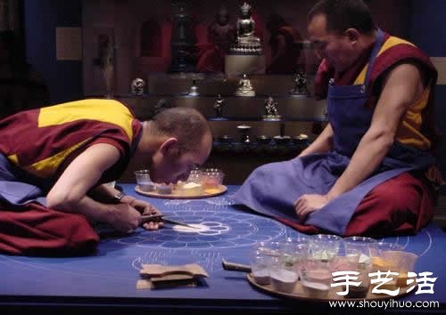 “繁華，不過(guò)是一掬細(xì)沙” 沙子繪制的佛學(xué)圖案  -  rpnrmr.com