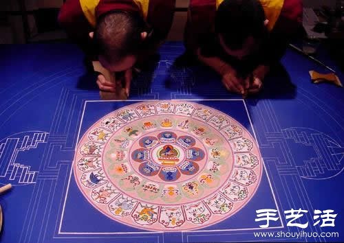 “繁華，不過(guò)是一掬細(xì)沙” 沙子繪制的佛學(xué)圖案  -  rpnrmr.com