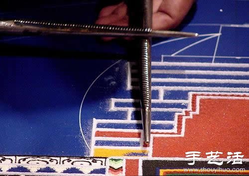 “繁華，不過(guò)是一掬細(xì)沙” 沙子繪制的佛學(xué)圖案  -  rpnrmr.com