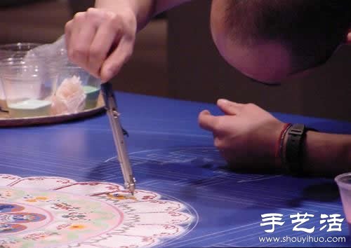 “繁華，不過(guò)是一掬細(xì)沙” 沙子繪制的佛學(xué)圖案  -  rpnrmr.com