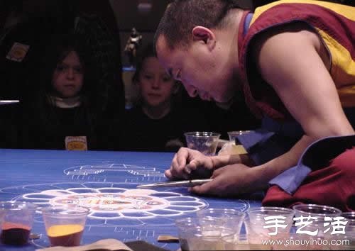“繁華，不過(guò)是一掬細(xì)沙” 沙子繪制的佛學(xué)圖案  -  rpnrmr.com