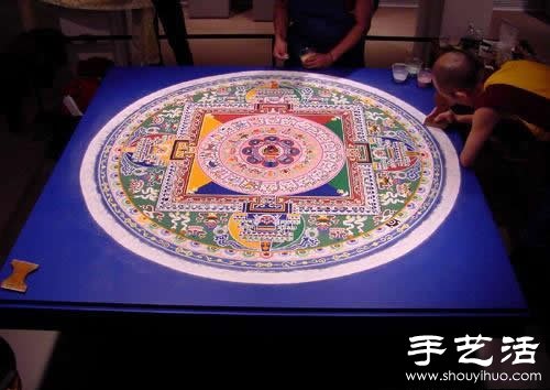 “繁華，不過(guò)是一掬細(xì)沙” 沙子繪制的佛學(xué)圖案  -  rpnrmr.com