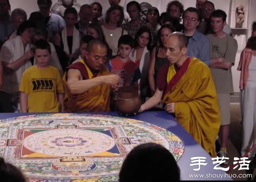 “繁華，不過(guò)是一掬細(xì)沙” 沙子繪制的佛學(xué)圖案  -  rpnrmr.com