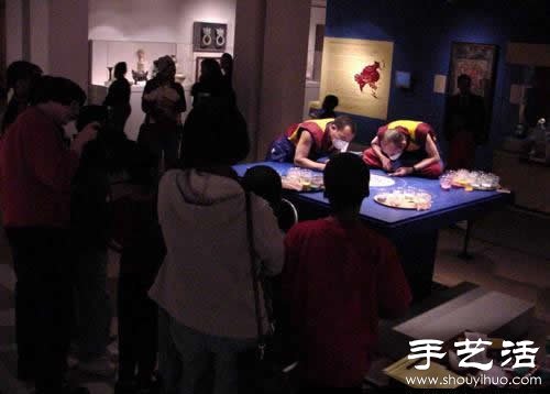 “繁華，不過(guò)是一掬細(xì)沙” 沙子繪制的佛學(xué)圖案  -  rpnrmr.com