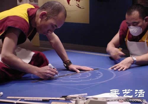 “繁華，不過(guò)是一掬細(xì)沙” 沙子繪制的佛學(xué)圖案  -  rpnrmr.com