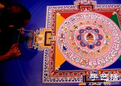 “繁華，不過(guò)是一掬細(xì)沙” 沙子繪制的佛學(xué)圖案  -  rpnrmr.com