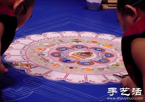 “繁華，不過(guò)是一掬細(xì)沙” 沙子繪制的佛學(xué)圖案  -  rpnrmr.com