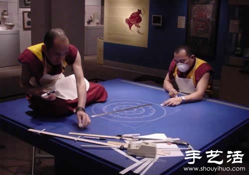 “繁華，不過(guò)是一掬細(xì)沙” 沙子繪制的佛學(xué)圖案  -  rpnrmr.com