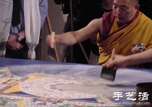 “繁華，不過(guò)是一掬細(xì)沙” 沙子繪制的佛學(xué)圖案  -  rpnrmr.com