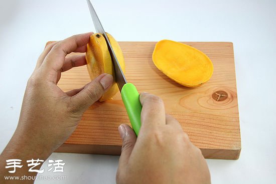 芒果丁的切法 教你如何切出漂亮的芒果丁  -  rpnrmr.com