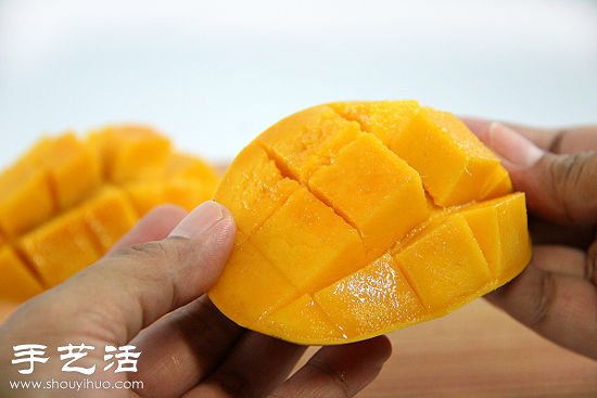 芒果丁的切法 教你如何切出漂亮的芒果丁  -  rpnrmr.com