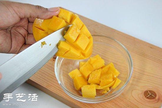 芒果丁的切法 教你如何切出漂亮的芒果丁  -  rpnrmr.com