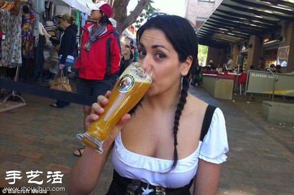 澳洲“服裝皇后”自制奇裝異服 365天不重樣 -  rpnrmr.com