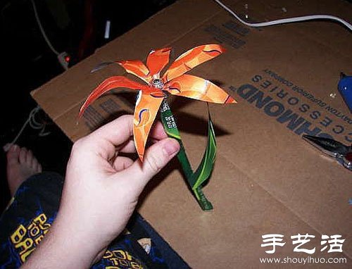 易拉罐廢物利用手工制作百合花 -  rpnrmr.com