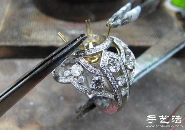 綠寶石戒指的手工制作過程 -  rpnrmr.com