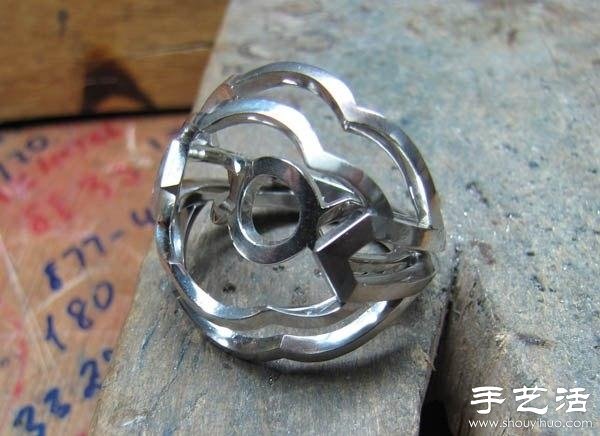 綠寶石戒指的手工制作過程 -  rpnrmr.com