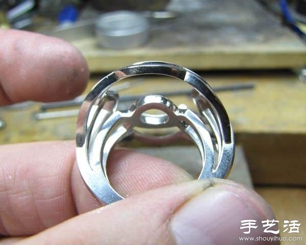 綠寶石戒指的手工制作過程 -  rpnrmr.com