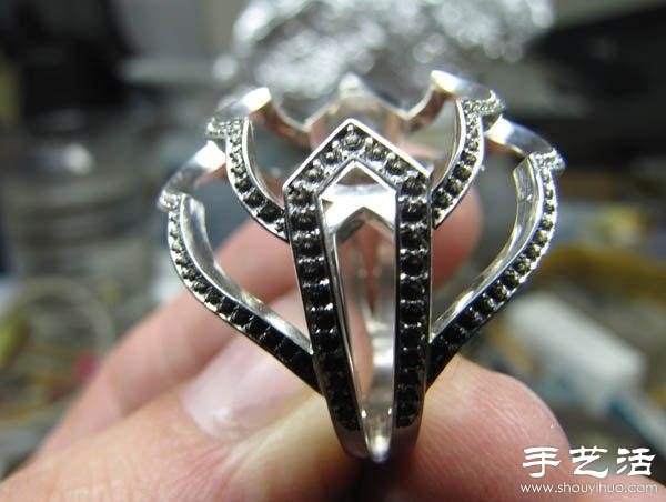 綠寶石戒指的手工制作過程 -  rpnrmr.com