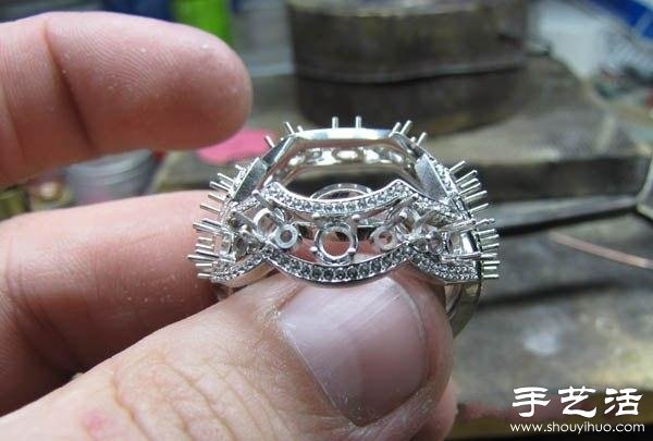 綠寶石戒指的手工制作過程 -  rpnrmr.com
