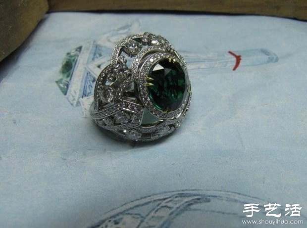 綠寶石戒指的手工制作過程 -  rpnrmr.com