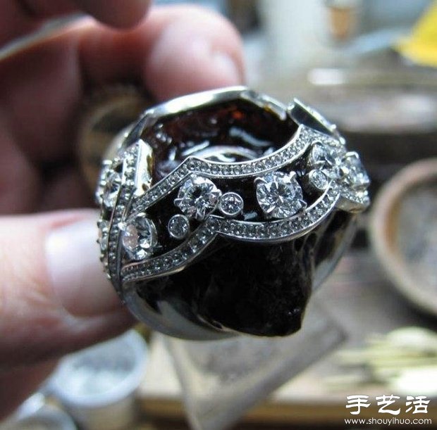 綠寶石戒指的手工制作過程 -  rpnrmr.com