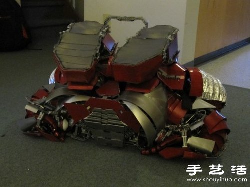 鋼鐵俠迷DIY可折疊成手提箱的逼真盔甲 -  rpnrmr.com