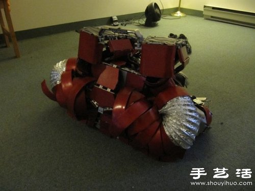 鋼鐵俠迷DIY可折疊成手提箱的逼真盔甲 -  rpnrmr.com